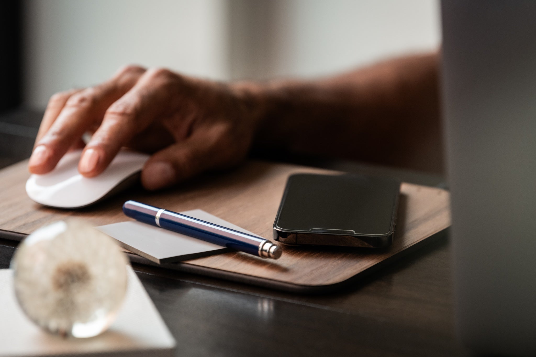 Oversize Wood Mousepad with 15 watt Wireless Fast Charger